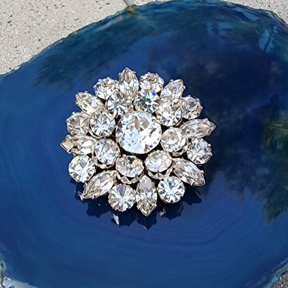 Weiss Brilliant Ice Rhinestone Cluster Vintage Signed Brooch Pin - Picture 7 of 7